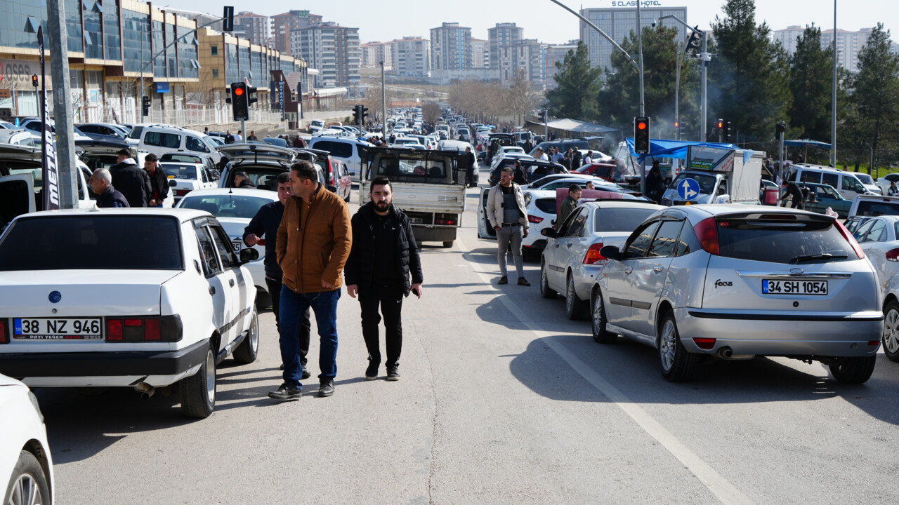 İkinci el otomobil piyasasında 'fahiş zam' durgunluğu!  İkinci el otomobil piyasasında 'fahiş zam' durgunluğu!