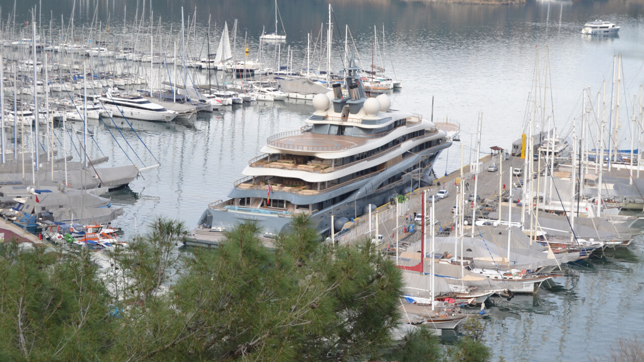 Jeff Bezos'un süper yatı 'Flying Fox Fethiye'ye demir attı