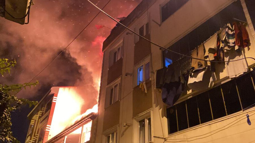 Esenler'de bir binanın çatısı yandı, alevler 2 apartmana sıçradı