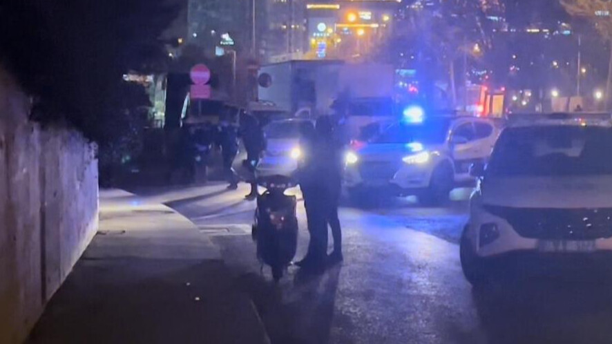 İstanbul'da sıcak saatler! Şişli'de iki grup çatıştı, polis havaya ateş açtı - O anlar kamerada İstanbul'da sıcak saatler! Şişli'de iki grup çatıştı, polis havaya ateş açtı - O anlar kamerada