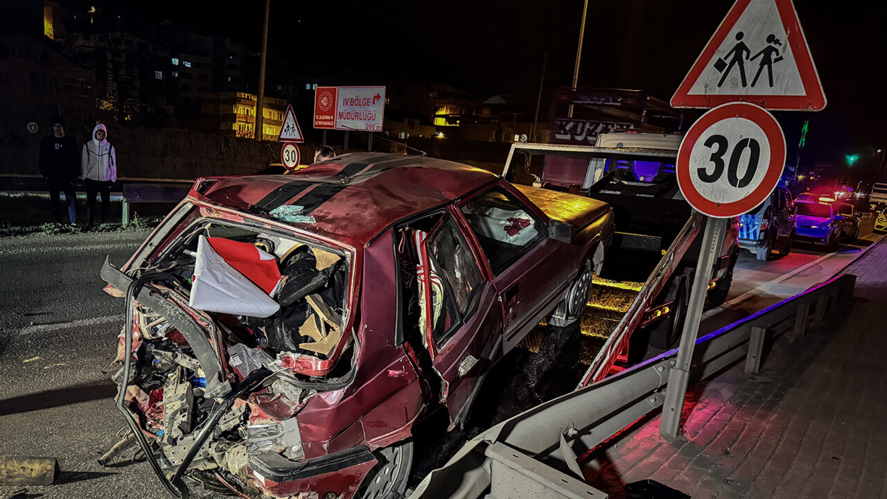 Bursa'da korkunç kaza! Patlayan tekeri değişmek istedi canından oldu, yaralılar da var