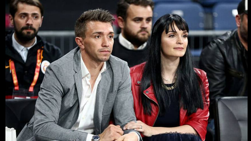 Muslera Galatasaray’dan ayrılacak mı? Eşinden ilk açıklama geldi, taraftarlar bu haberi bekliyordu Muslera Galatasaray’dan ayrılacak mı? Eşinden ilk açıklama geldi, taraftarlar bu haberi bekliyordu