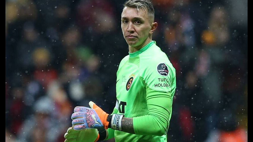 Muslera Galatasaray’dan ayrılacak mı? Eşinden ilk açıklama geldi, taraftarlar bu haberi bekliyordu Muslera Galatasaray’dan ayrılacak mı? Eşinden ilk açıklama geldi, taraftarlar bu haberi bekliyordu