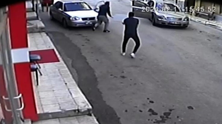 Alacak-verecek kavgasında kanlı pusu! Sokak ortasında av tüfekli cinayet kamerada Alacak-verecek kavgasında kanlı pusu! Sokak ortasında av tüfekli cinayet kamerada