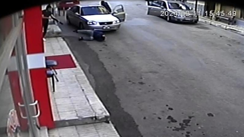 Alacak-verecek kavgasında kanlı pusu! Sokak ortasında av tüfekli cinayet kamerada Alacak-verecek kavgasında kanlı pusu! Sokak ortasında av tüfekli cinayet kamerada