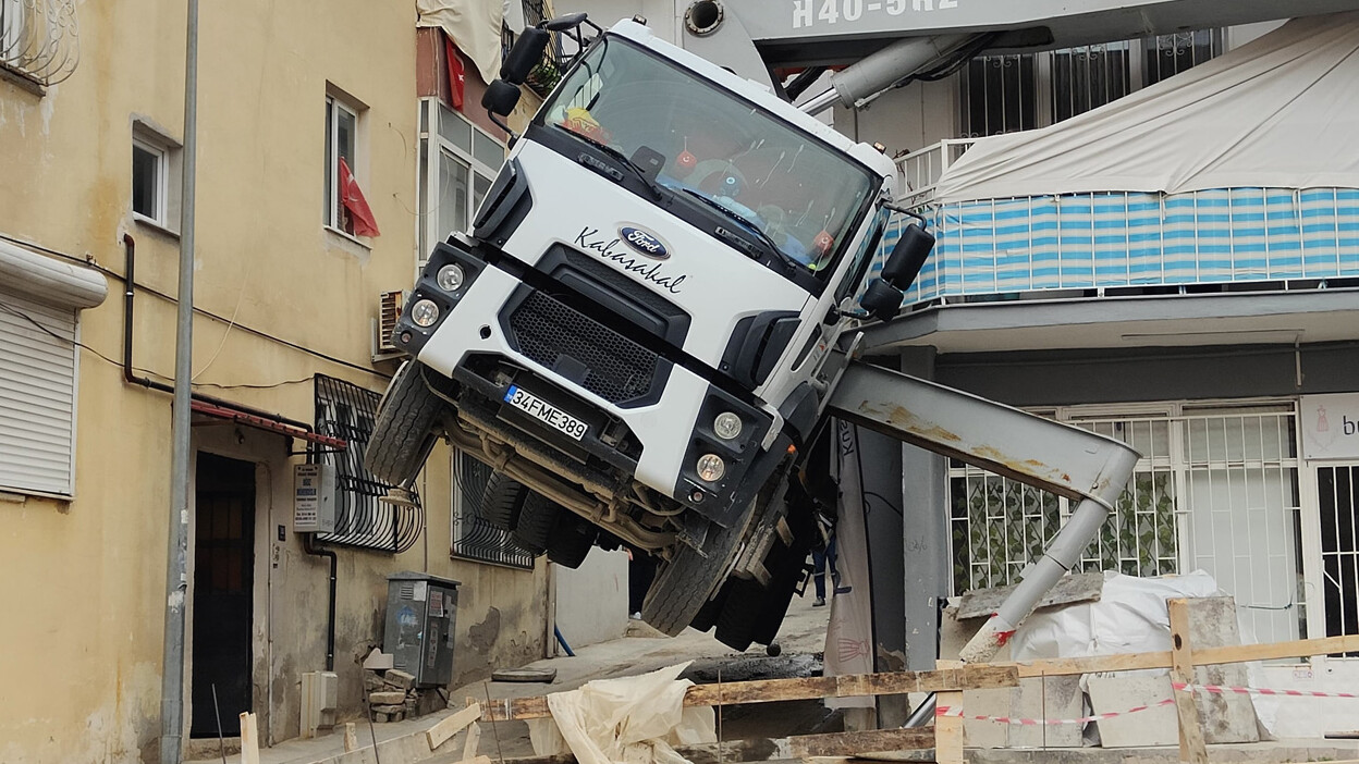 Görenler gözlerine inanamadı! Aydın'da beton dökme aracı şaha kalktı Görenler gözlerine inanamadı! Aydın'da beton dökme aracı şaha kalktı