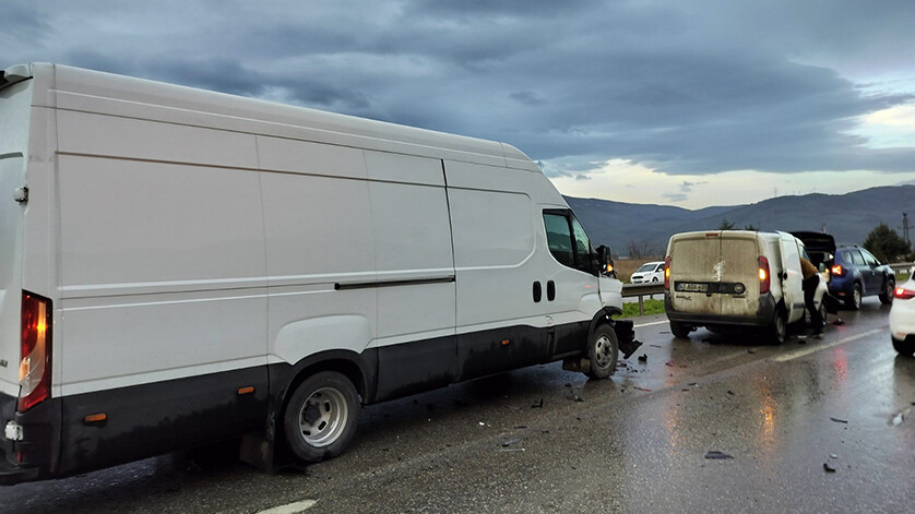 Art arda 2 kaza, 5 araç birbirine girdi! 2 polis ölümden döndü Art arda 2 kaza, 5 araç birbirine girdi! 2 polis ölümden döndü