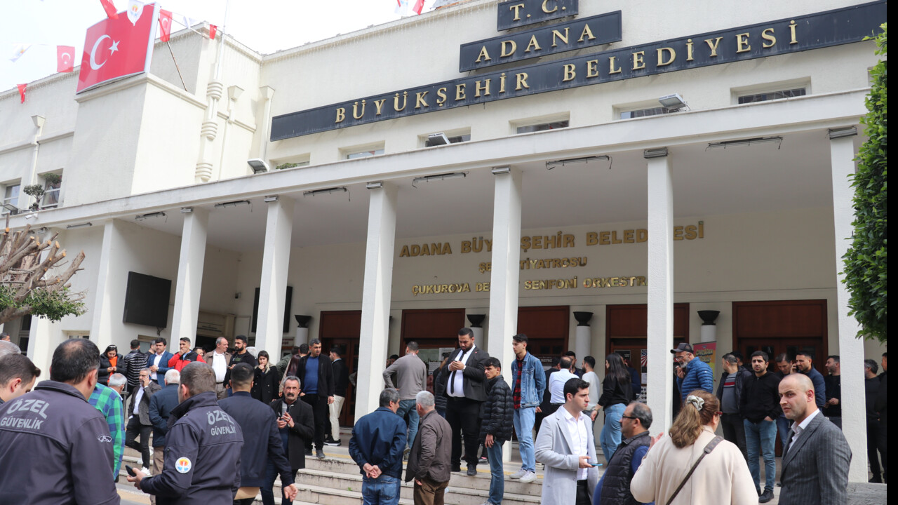 Adana Büyükşehir Belediyesi'nde silahlı saldırı! Başkanın Özel Kalem Müdürü Samet Güdük ağır yaralı