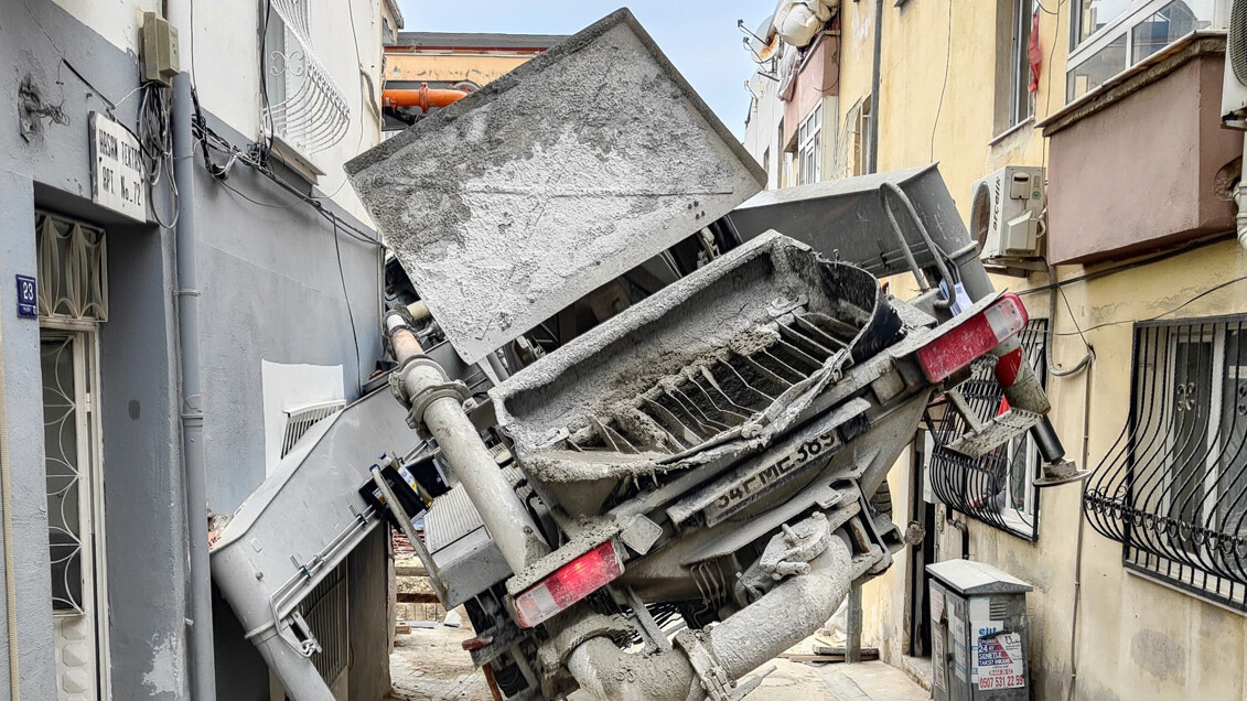 Görenler gözlerine inanamadı! Aydın'da beton dökme aracı şaha kalktı Görenler gözlerine inanamadı! Aydın'da beton dökme aracı şaha kalktı