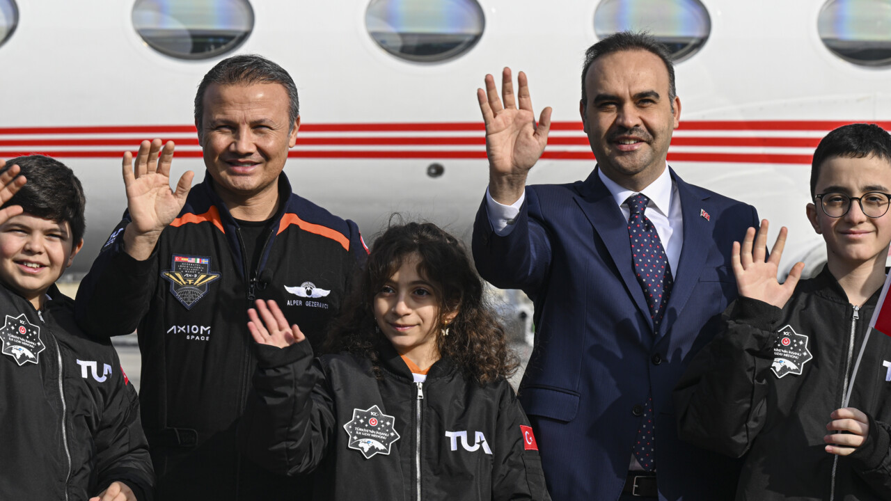 Türkiye'nin ilk astronotu Alper Gezeravcı yurda döndü:  Türkiye'nin ilk astronotu Alper Gezeravcı yurda döndü:
