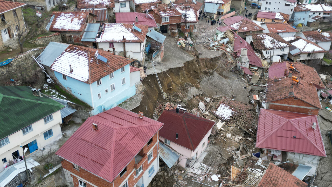 İkiye yarılan köyde patika çilesi