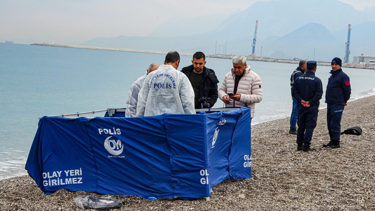 Antalya'da denizde yarı çıplak erkek cesedi bulundu