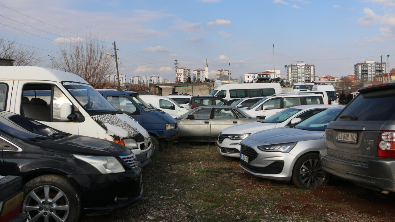 Milyonluk araçlar çürümeye terk edildi! 15 yıldır sahiplerini bekliyorlar Milyonluk araçlar çürümeye terk edildi! 15 yıldır sahiplerini bekliyorlar