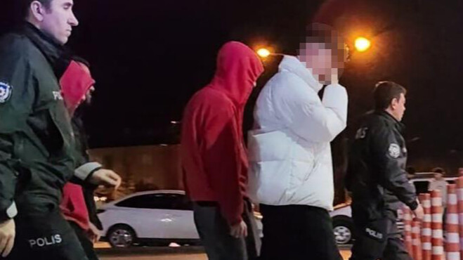 Bursa'da marketi basan çocuklar, eski polisi bıçakladı!