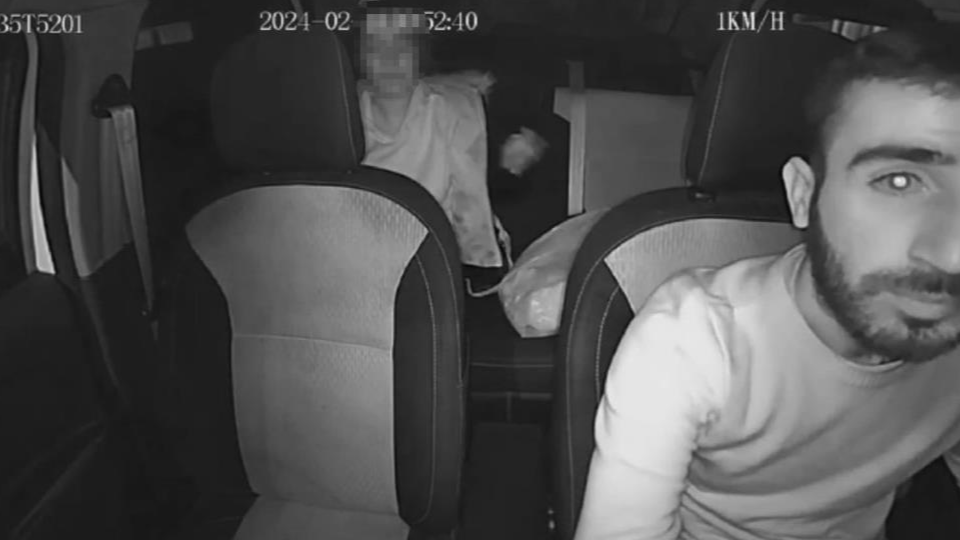 İzmir'de taksiciye yumruklu saldırı! Saldırgan kadının sevgilisi çıktı İzmir'de taksiciye yumruklu saldırı! Saldırgan kadının sevgilisi çıktı