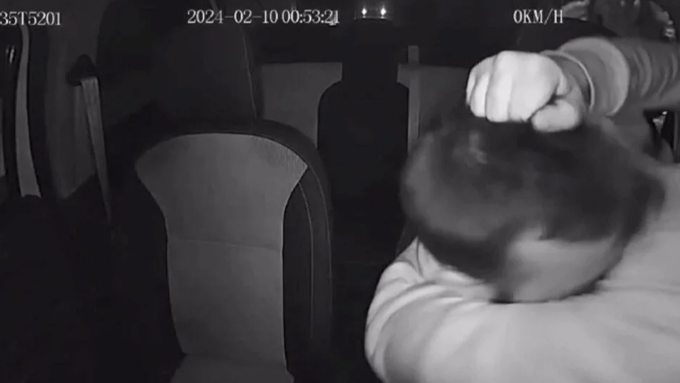 İzmir'de taksiciye yumruklu saldırı! Saldırgan kadının sevgilisi çıktı İzmir'de taksiciye yumruklu saldırı! Saldırgan kadının sevgilisi çıktı