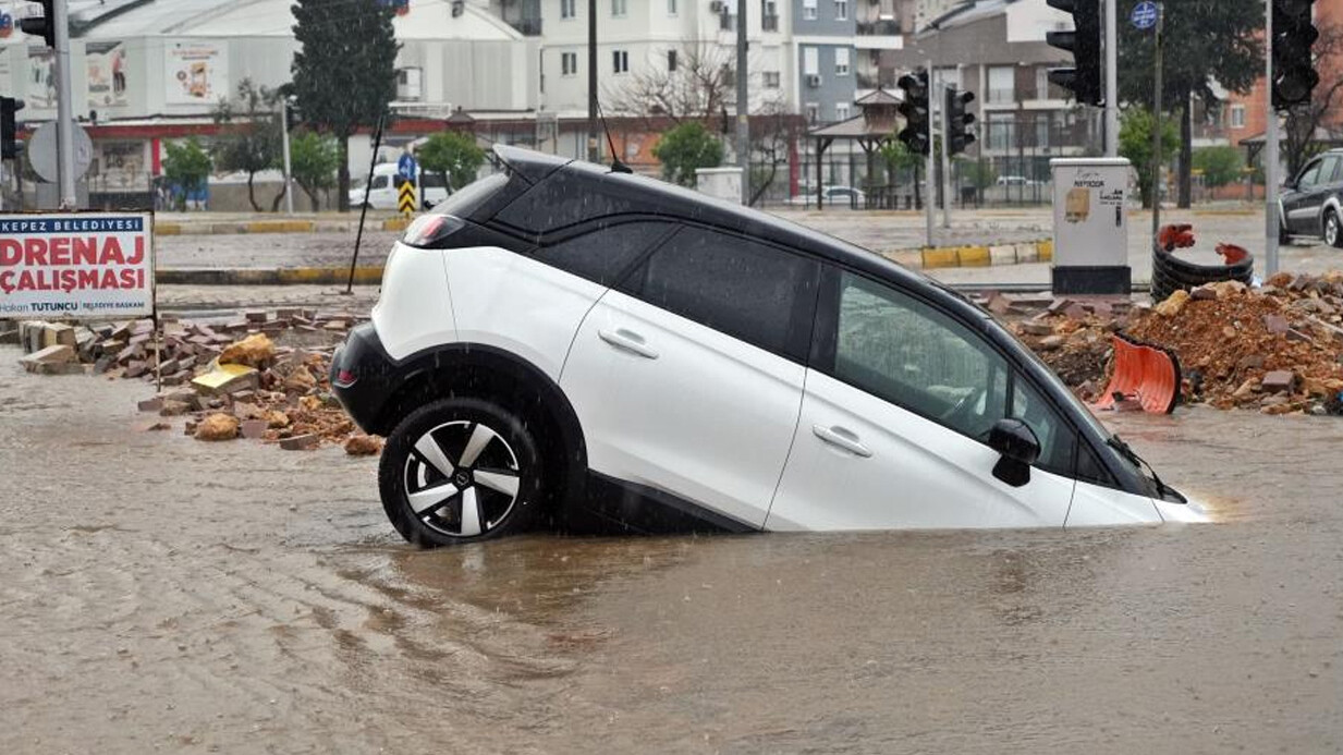 Antalya'da sağanak hayatı felç etti! 5 ilçede okullar tatil edildi, 1 kişi hayatını kaybetti Antalya'da sağanak hayatı felç etti! 5 ilçede okullar tatil edildi, 1 kişi hayatını kaybetti