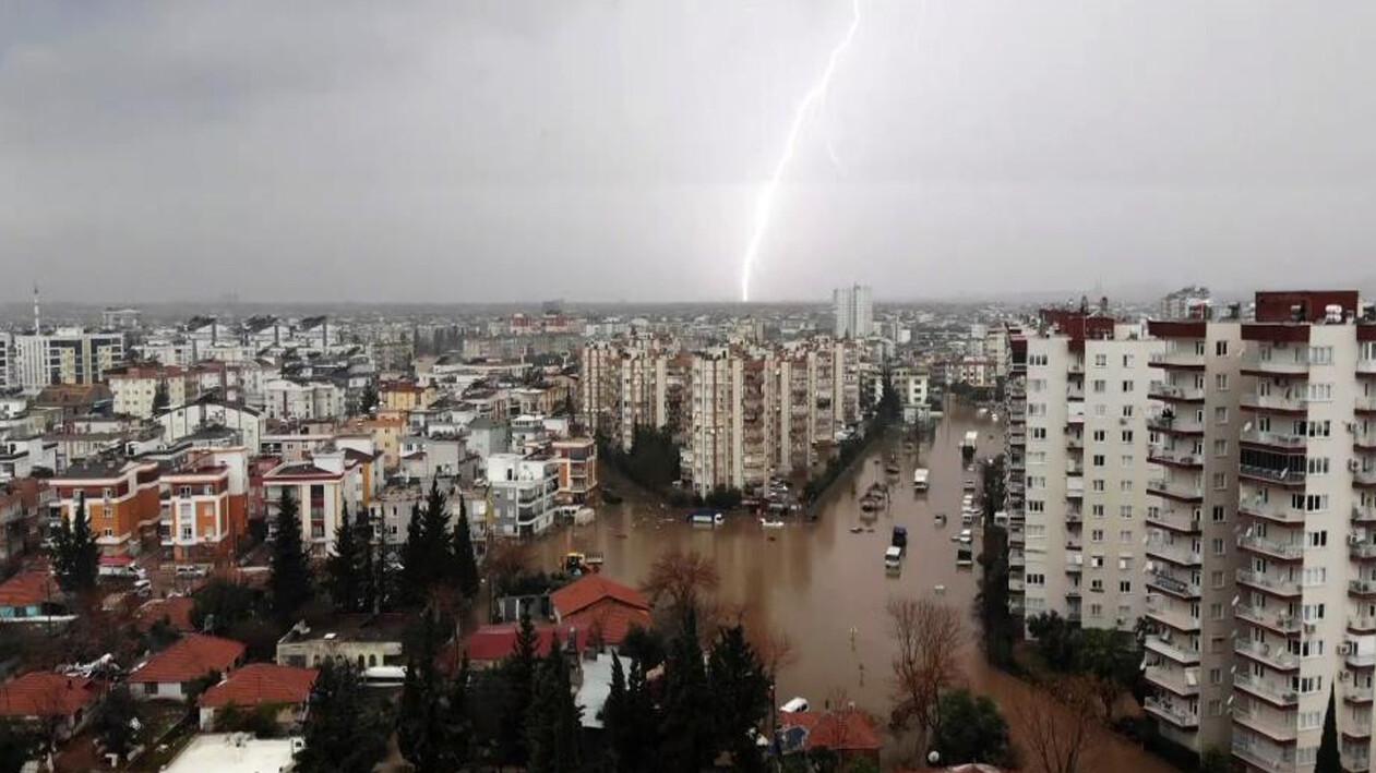 Antalya'da sağanak hayatı felç etti! 5 ilçede okullar tatil edildi, 1 kişi hayatını kaybetti Antalya'da sağanak hayatı felç etti! 5 ilçede okullar tatil edildi, 1 kişi hayatını kaybetti