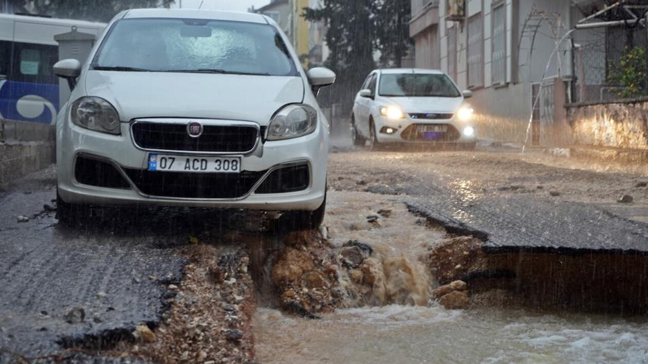 Antalya'da sağanak hayatı felç etti! 5 ilçede okullar tatil edildi, 1 kişi hayatını kaybetti Antalya'da sağanak hayatı felç etti! 5 ilçede okullar tatil edildi, 1 kişi hayatını kaybetti