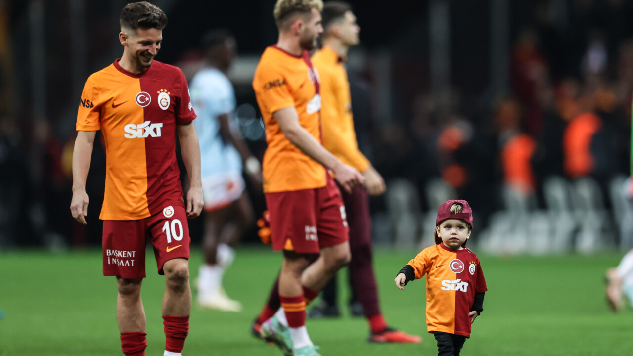 Süper Lig'in yıldızı futbolu bırakıyor! Taraftarlar 1 sene daha kalmasını istemişti Süper Lig'in yıldızı futbolu bırakıyor! Taraftarlar 1 sene daha kalmasını istemişti