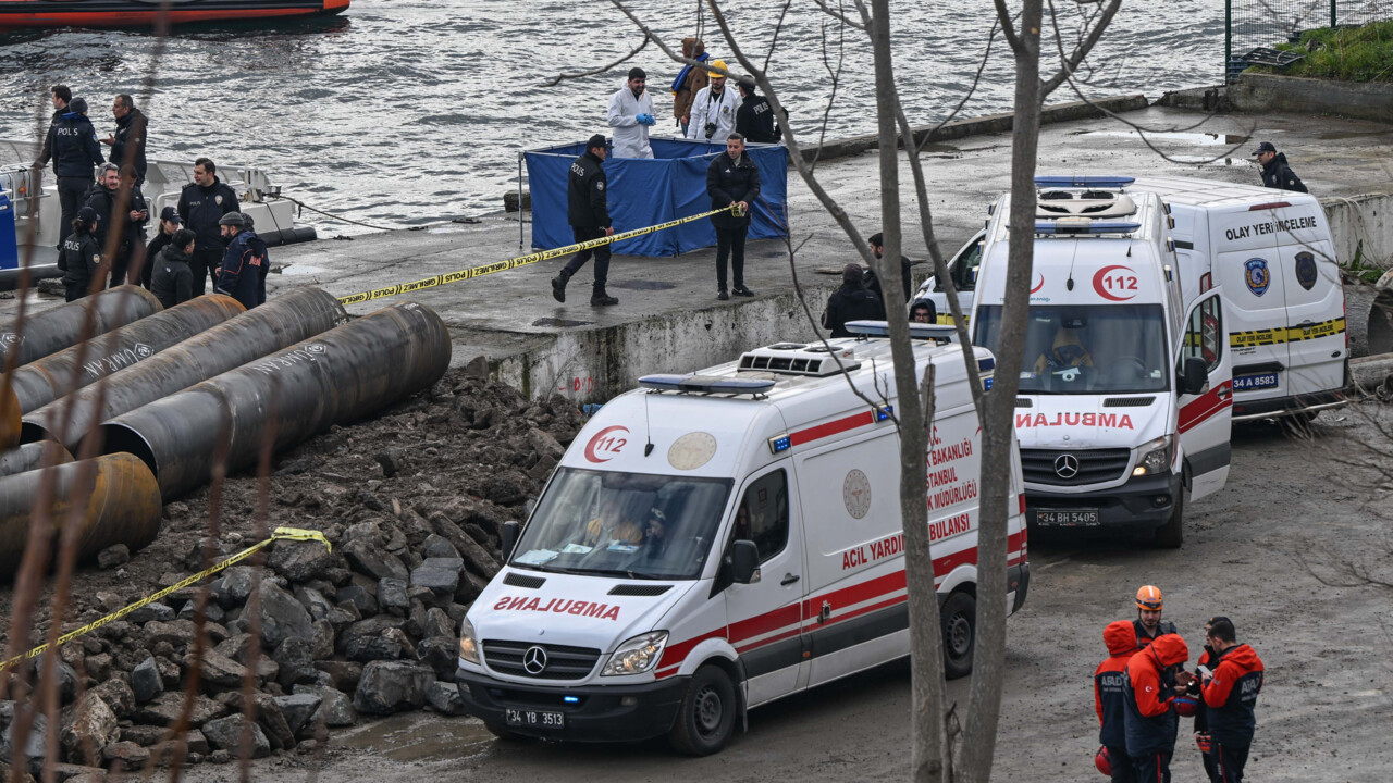 Beşiktaş'ta denize düşen 2 kişiden biri hayatını kaybetti Beşiktaş'ta denize düşen 2 kişiden biri hayatını kaybetti