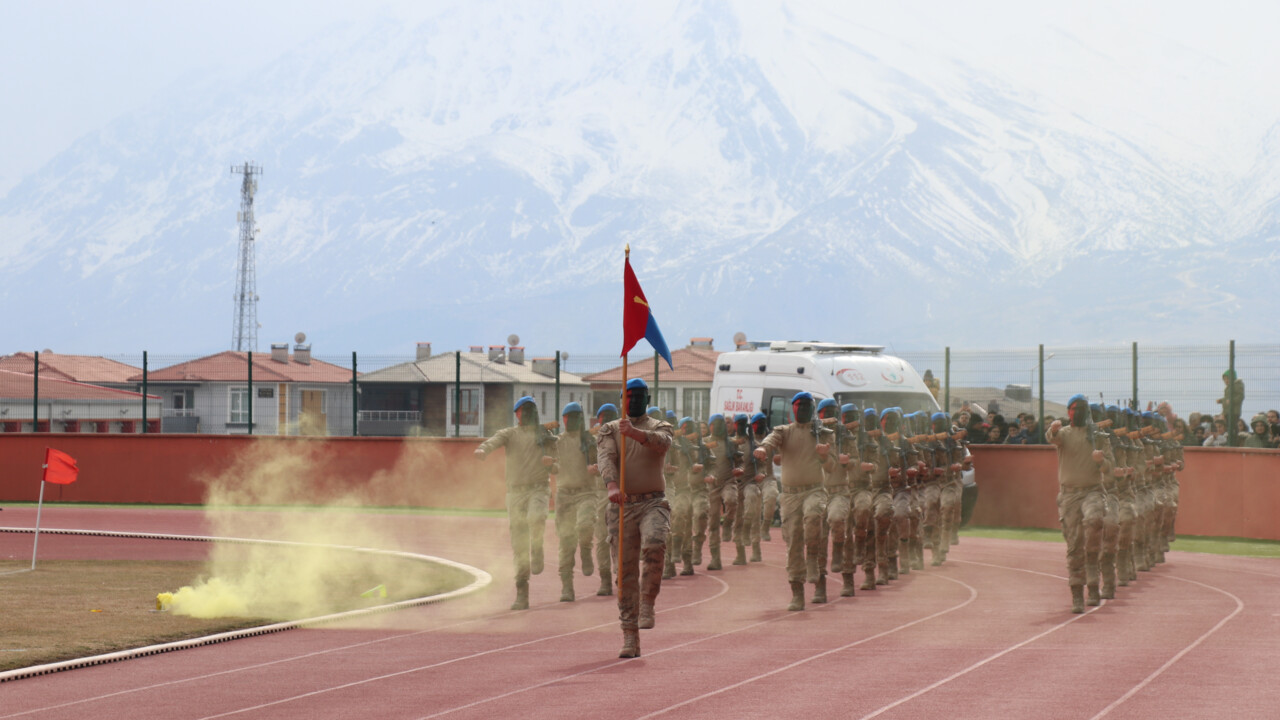 Komandolar Mehter Marşlarıyla yürüdü! Erzincan'ın düşman işgalinden kurtuluşu 106. yılında törenlerle anıldı Komandolar Mehter Marşlarıyla yürüdü! Erzincan'ın düşman işgalinden kurtuluşu 106. yılında törenlerle anıldı