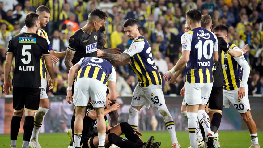 Ryan Kent'ten sonra Fenerbahçe'de 3 kadro dışı daha! Szymanski, Tadic ve Livakovic'e yedek kulübesi yolu Ryan Kent'ten sonra Fenerbahçe'de 3 kadro dışı daha! Szymanski, Tadic ve Livakovic'e yedek kulübesi yolu
