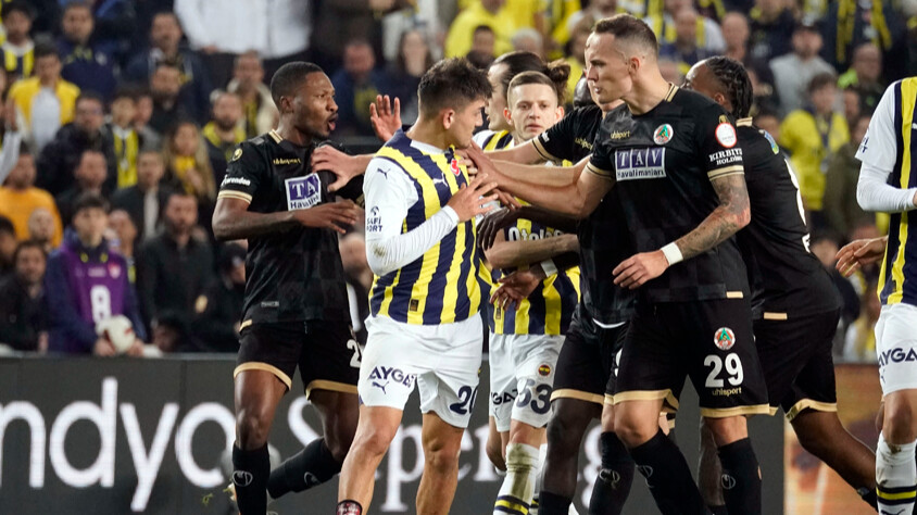 Szymanski Jorge Jesus hastalığına yakalandı! 'Ali Koç araştırıp bulsun adam resmen uçurumdan yuvarlandı' Szymanski Jorge Jesus hastalığına yakalandı! 'Ali Koç araştırıp bulsun adam resmen uçurumdan yuvarlandı'