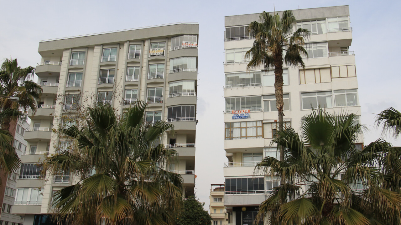 Tersine göç başladı: Mülklerini satıp gitmek için fiyat düşüyorlar Tersine göç başladı: Mülklerini satıp gitmek için fiyat düşüyorlar