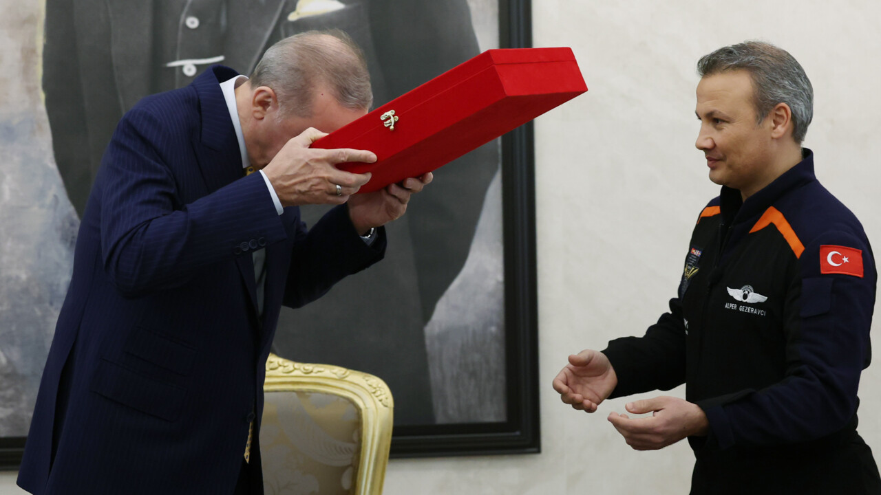 Gezeravcı, ISS’teki bayrağı Erdoğan'a takdim etti