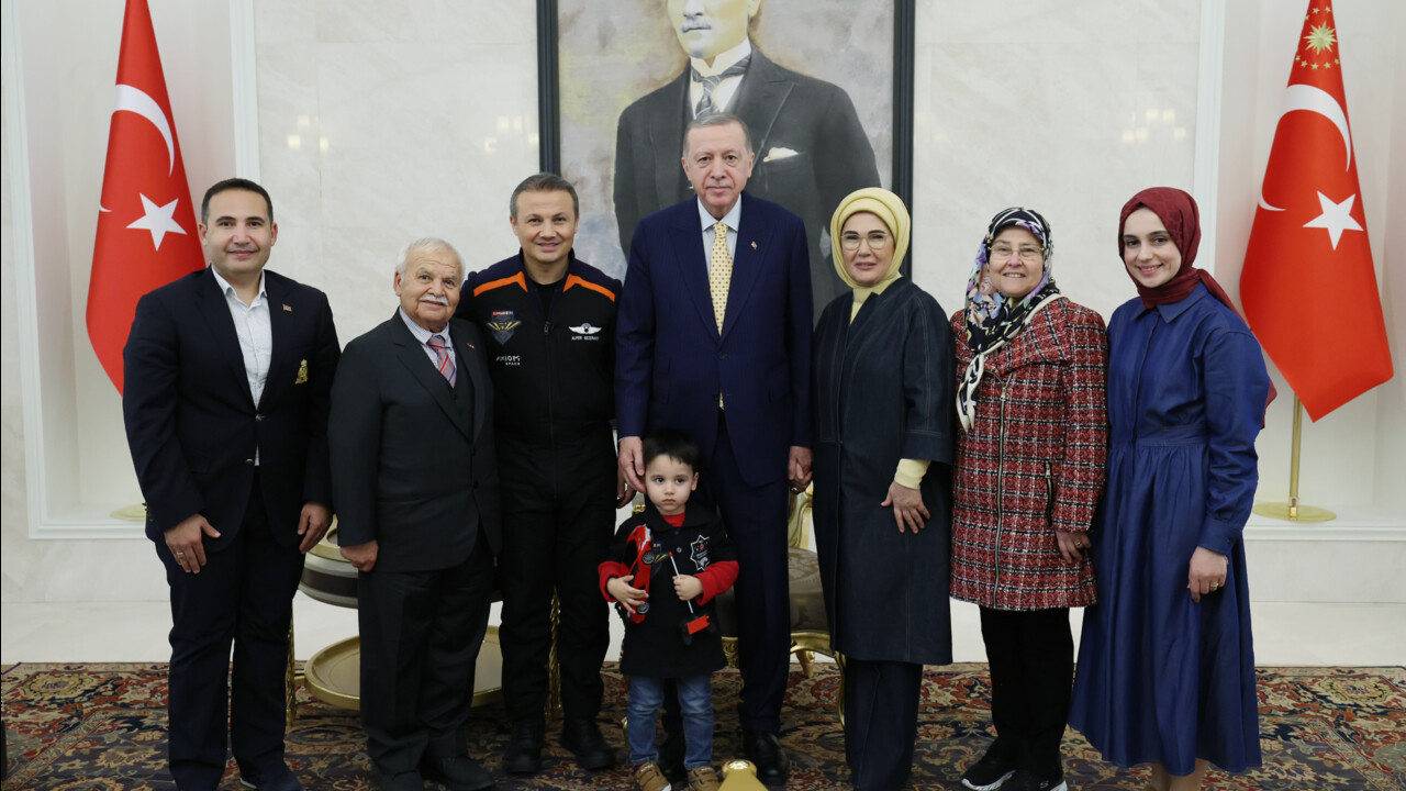 Gezeravcı, ISS’teki bayrağı Erdoğan'a takdim etti