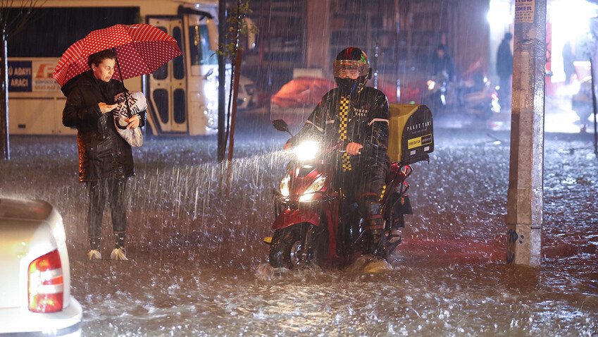 Antalya'da sağanak hayatı felç etti! 5 ilçede okullar tatil edildi, 1 kişi hayatını kaybetti Antalya'da sağanak hayatı felç etti! 5 ilçede okullar tatil edildi, 1 kişi hayatını kaybetti