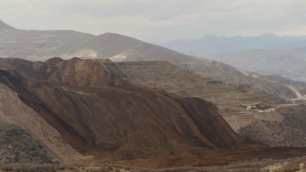 Erzincan'da dağ yürüdü, 9 madenci gömüldü! Ali Yerlikaya dehşete düşüren detayı açıkladı Erzincan'da dağ yürüdü, 9 madenci gömüldü! Ali Yerlikaya dehşete düşüren detayı açıkladı