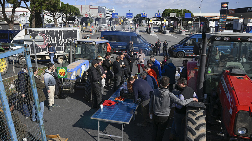 Avrupa'nın göbeği alev alev! Fransa'da çiftçiler otoyolu kapattı, 800 kamyon mahsur kaldı