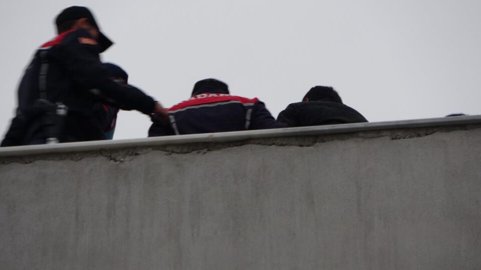 'Yevmiyem eksik' dedi, çatıya çıktı! 'Yevmiyem eksik' dedi, çatıya çıktı!