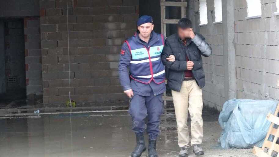 'Yevmiyem eksik' dedi, çatıya çıktı! 'Yevmiyem eksik' dedi, çatıya çıktı!