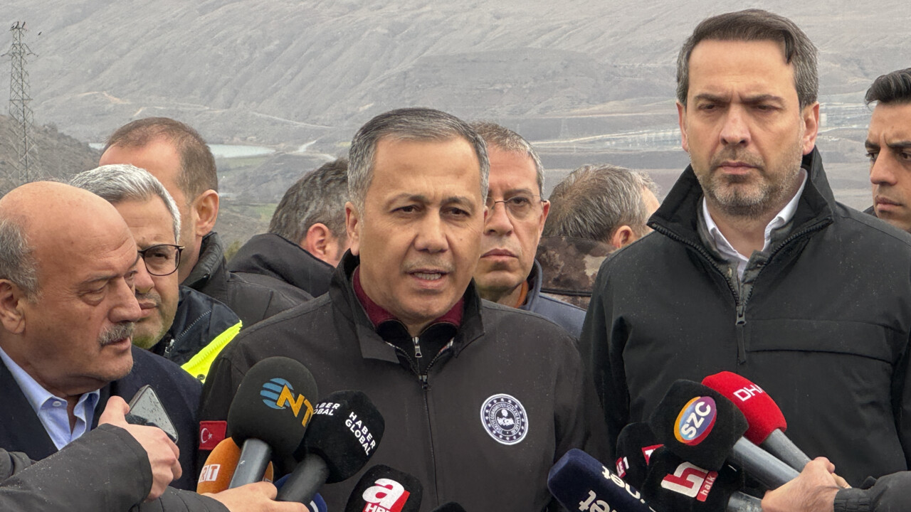 Erzincan'daki toprak kaymasının yeni görüntüleri ortaya çıktı! Kamyonlar kıl payı kurtulmuş Erzincan'daki toprak kaymasının yeni görüntüleri ortaya çıktı! Kamyonlar kıl payı kurtulmuş