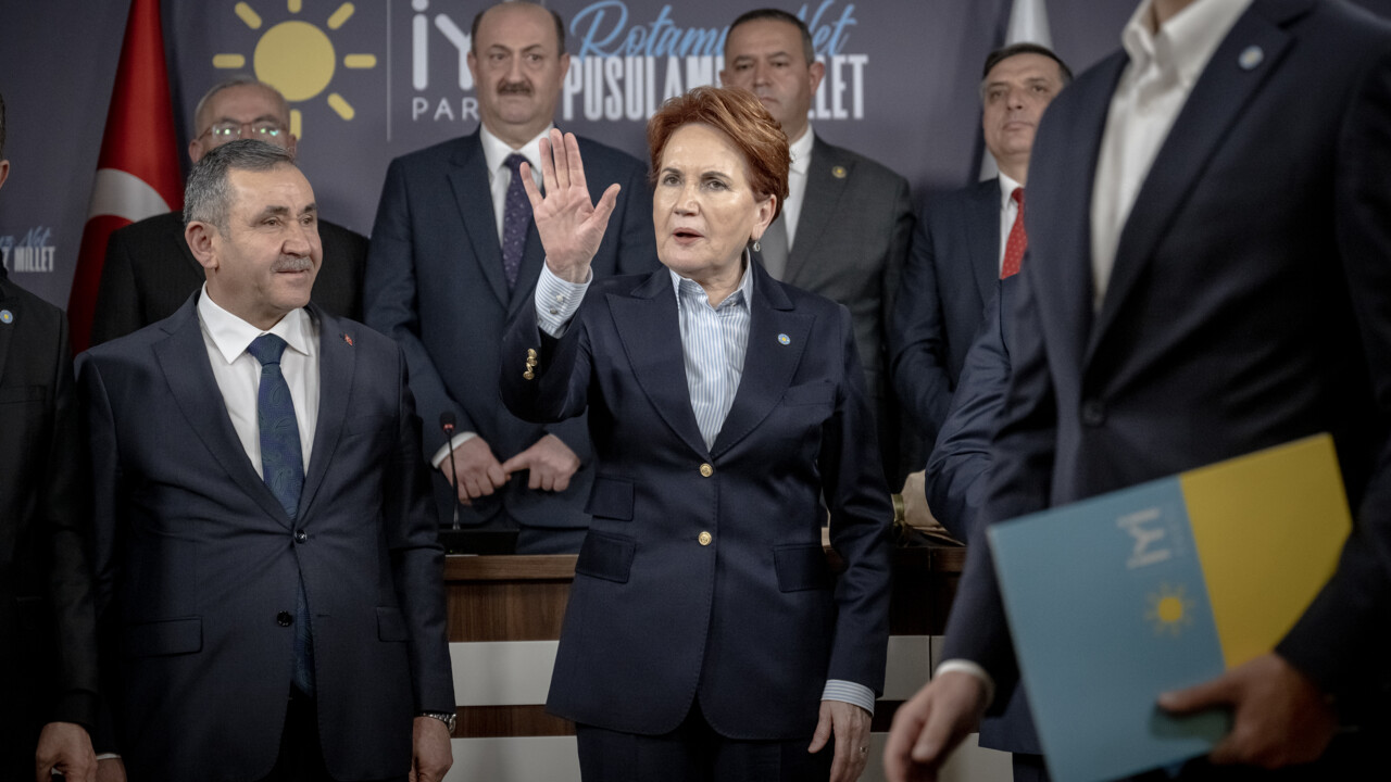 İyi Parti'de gerilim had safhada! Yine kavga çıktı, polis ekipleri müdahale etti İyi Parti'de gerilim had safhada! Yine kavga çıktı, polis ekipleri müdahale etti