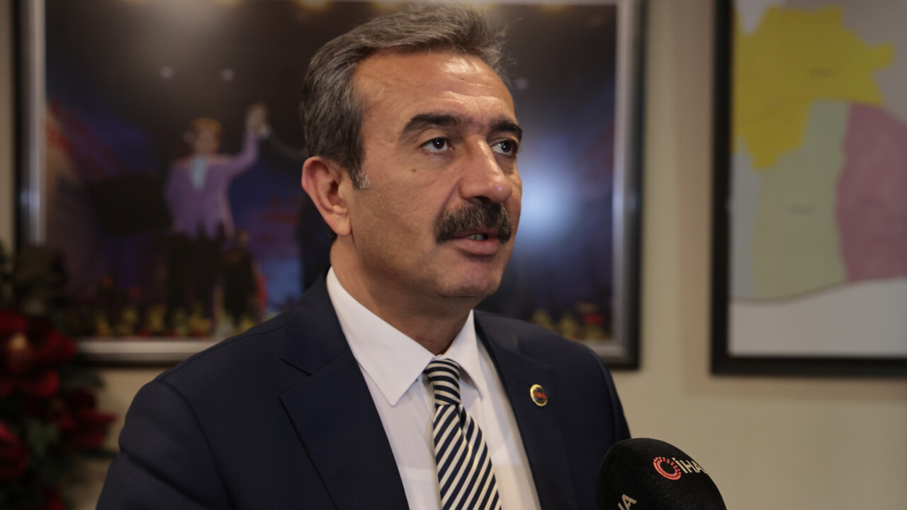 Çukurova Belediye Başkanı Çetin, Özgür Özel'i topa tutup İyi Parti'ye geçti