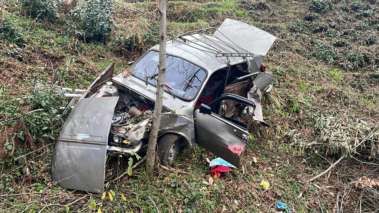 Ağaca çarpan araç hurdaya döndü! Yola savrulan sürücü can verdi
