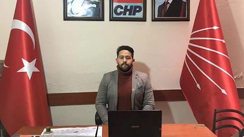 CHP Erdek'te deprem: Gençlik Kolları Başkanı 'Hainler' diyerek istifa etti, 35 kişi daha ona katıldı CHP Erdek'te deprem: Gençlik Kolları Başkanı 'Hainler' diyerek istifa etti, 35 kişi daha ona katıldı
