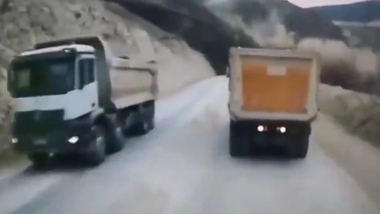 Erzincan'daki toprak kaymasının yeni görüntüleri ortaya çıktı! Kamyonlar kıl payı kurtulmuş Erzincan'daki toprak kaymasının yeni görüntüleri ortaya çıktı! Kamyonlar kıl payı kurtulmuş