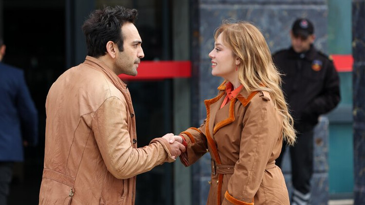 Bahar dizisiyle ekranlara dönen Demet Evgar'ın performansına övgü yağdı Bahar dizisiyle ekranlara dönen Demet Evgar'ın performansına övgü yağdı