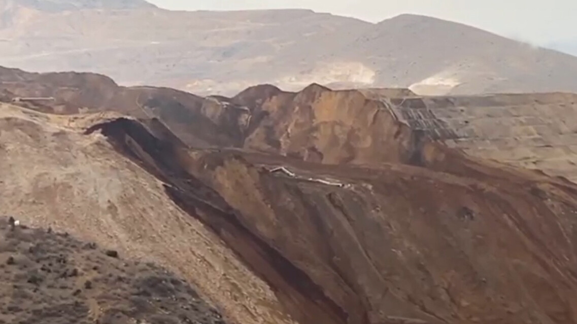 Erzincan'daki toprak kaymasının yeni görüntüleri ortaya çıktı! Kamyonlar kıl payı kurtulmuş Erzincan'daki toprak kaymasının yeni görüntüleri ortaya çıktı! Kamyonlar kıl payı kurtulmuş