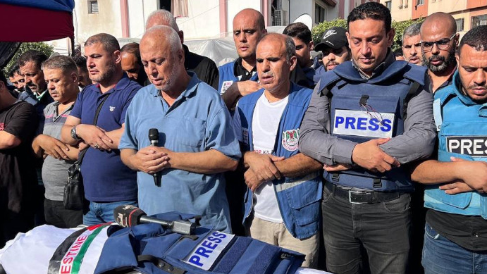 İsrail'in saldırısıyla fotoğraftaki tüm aile üyeleri hayatını kaybetti