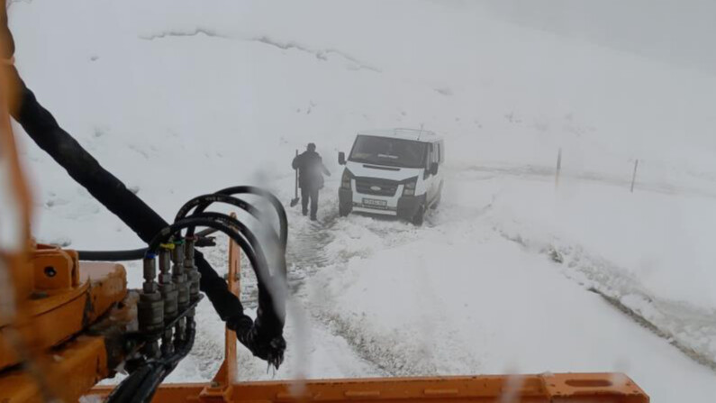 Muş'ta 92 kişi üç saat boyunca kar ve tipide mahsur kaldı! Muş'ta 92 kişi üç saat boyunca kar ve tipide mahsur kaldı!