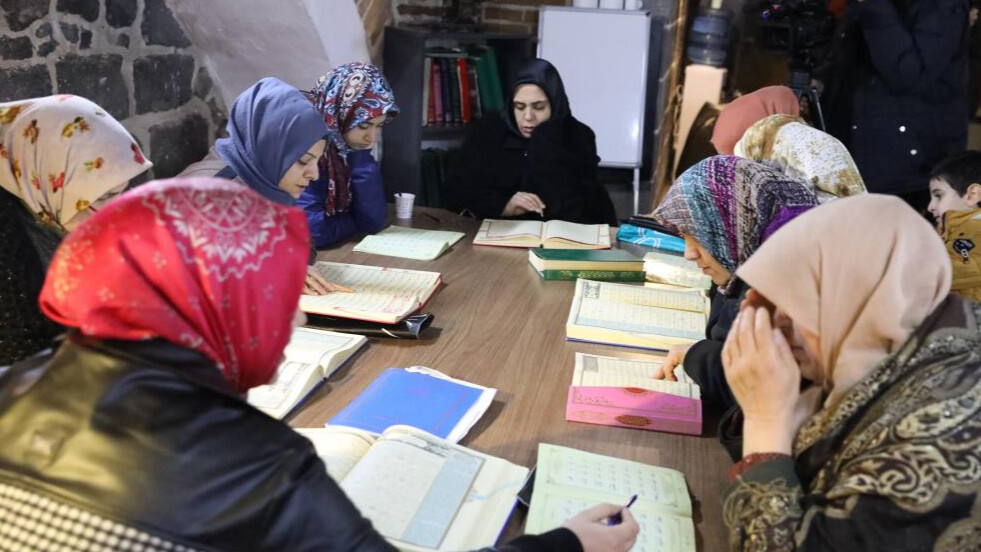 Diyarbakırlı kadınlar tarihi surlarda eğitiliyor! Yakın savunmaya rağbet çok