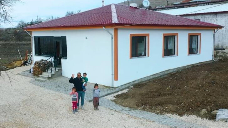 Elazığ'da 'Yerinde Dönüşüm'de ilk köy evi sahibine teslim edildi