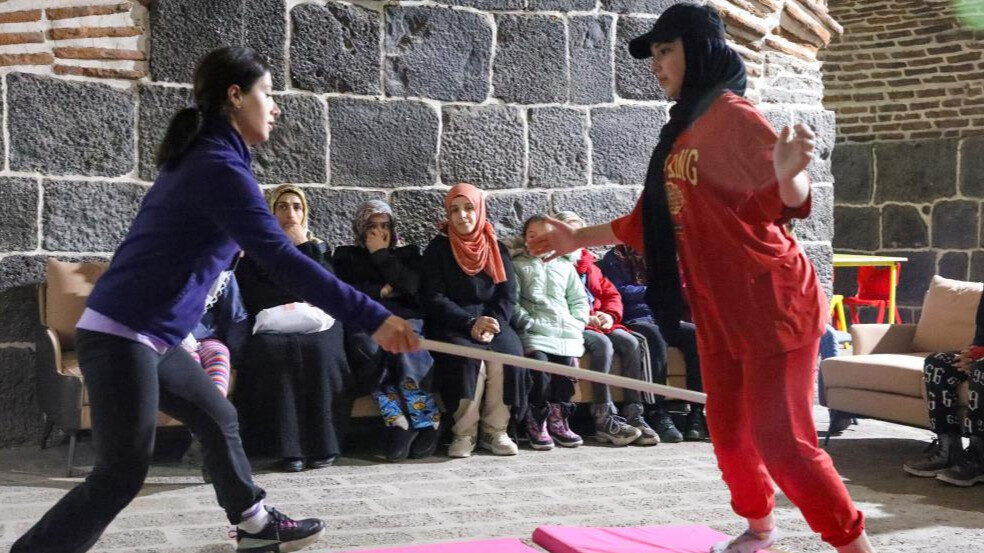 Diyarbakırlı kadınlar tarihi surlarda eğitiliyor! Yakın savunmaya rağbet çok