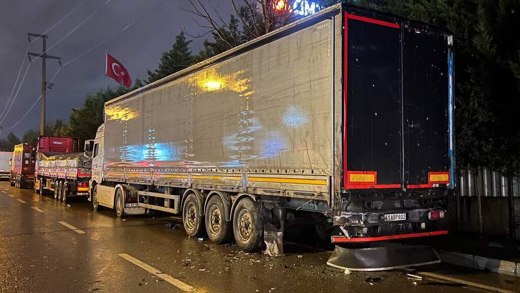 Park halindeki tıra çarptı! Kağıt gibi ezilen otomobilin sürücüsü öldü